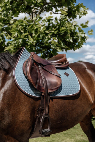 Klassische Sattelunterlage aus Leder
